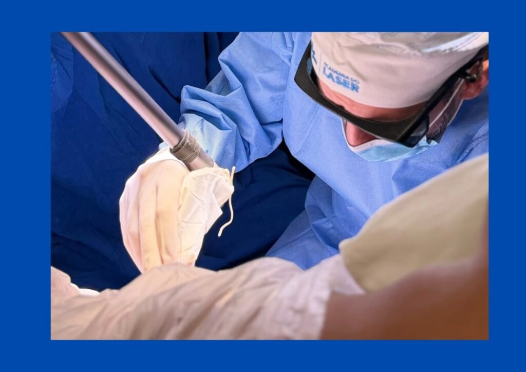 Médico realizando procedimento cirúrgico com tecnologia a laser em ambiente hospitalar.