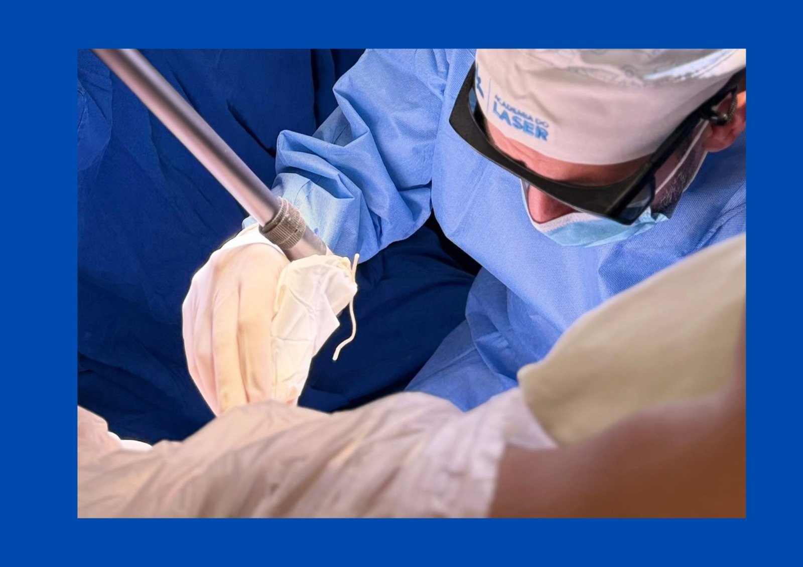 Médico realizando procedimento cirúrgico com tecnologia a laser em ambiente hospitalar.